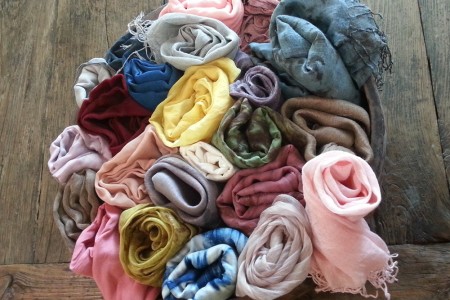 다양한 색상의 스카프 천연염색
